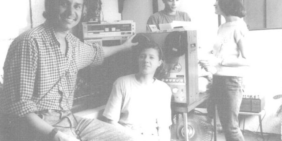 Grabación de Radio-revista CONTRASTES, estudios de la Escuela de Ciencias de la Comunicación Colectiva, mayo de 1992. José Rocha (técnico), Ana Cristina Rojas (productora), Antonio Alfaro y Lizeth Castro (locutores).
